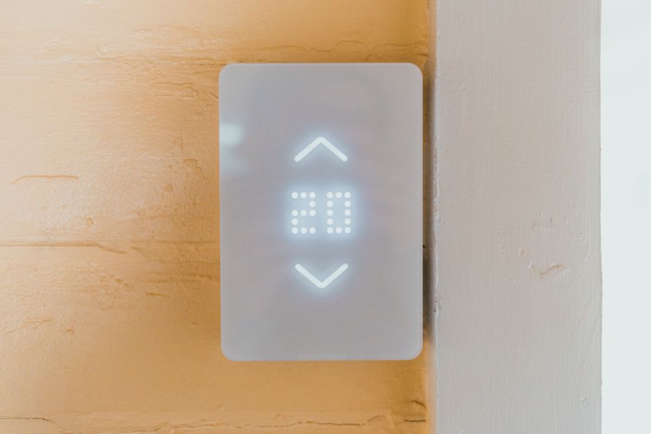 Panel LED rectangular encendido sobre plantas pequeñas en un espacio interior de cultivo